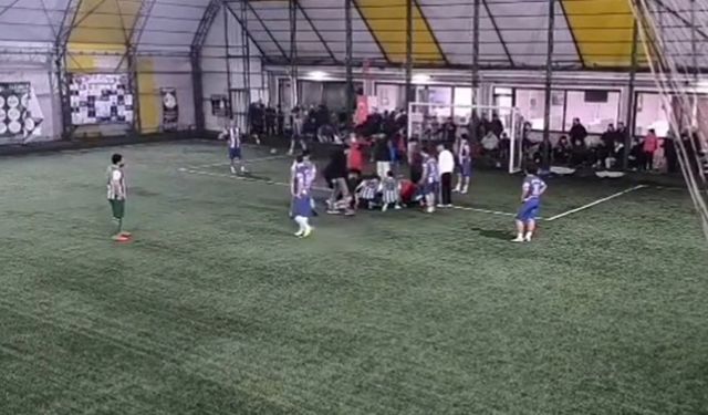 Sahada yürekler ağza geldi: Futbolcunun dili boğazına kaçtı, hakem saniyelerle kurtardı