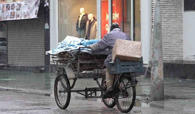 Sakarya'da lapa lapa kar yağışı etkili oldu