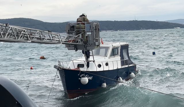 Sarıyer'de lodos nedeniyle teknede mahsur kalanları itfaiye kurtardı