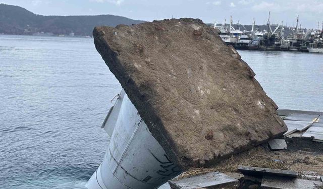 Sarıyer'deki şiddetli fırtına deniz fenerini devirdi