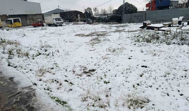 Sultangazi'de kar yağışında çocuklar sokaklara çıktı