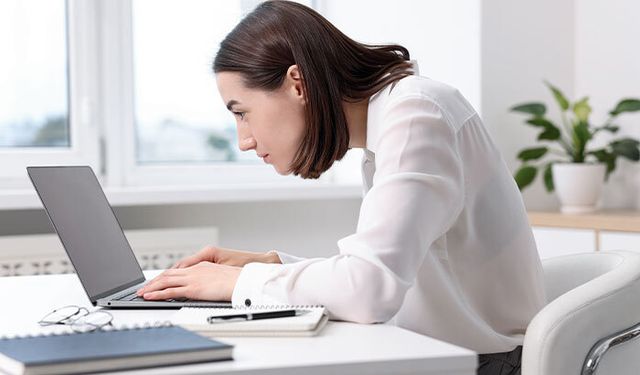 Uzun süreli telefon ve bilgisayar kullanımı postüral bozuklukları artırıyor