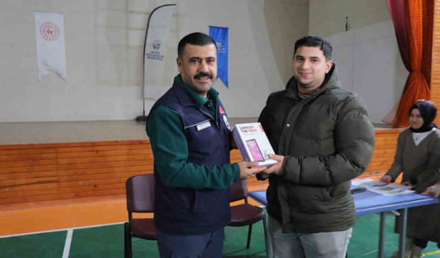 Depremzede öğrencilere burs ve tablet desteği