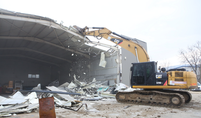 Nilüfer’de iki kaçak iş yeri yıkıldı