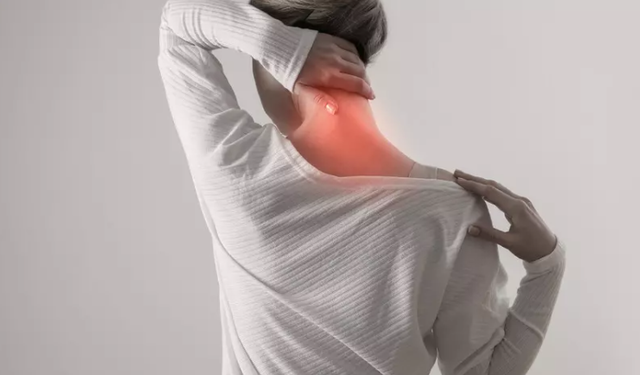 Uzmandan boyun fıtığı uyarısı: "Başı öne eğince omuzlara 30 kilogram yük biniyor"