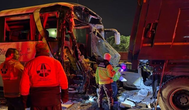 Sakarya'da zincirleme kazada feci kaza: 1 ölü, 19 yaralı