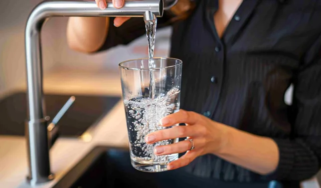 Uzman diyetisyenden iftar ve sahur arasında 2 litre su tüketimi önerisi