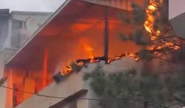 Bursa'da çatı yangınında daire alev topuna döndü!