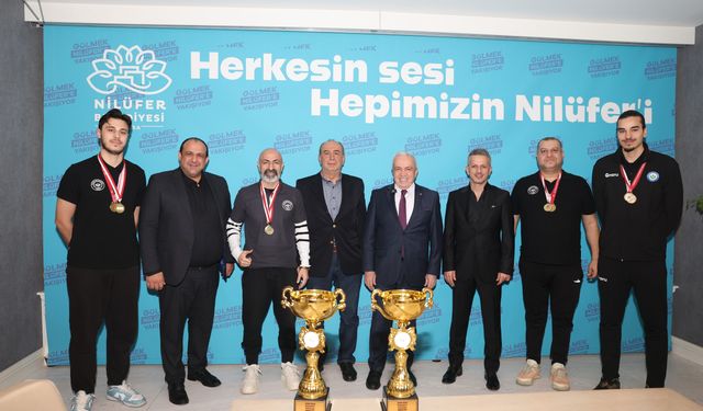 Nilüfer’in şampiyon kızları kupaları Başkan Şadi Özdemir’e getirdi