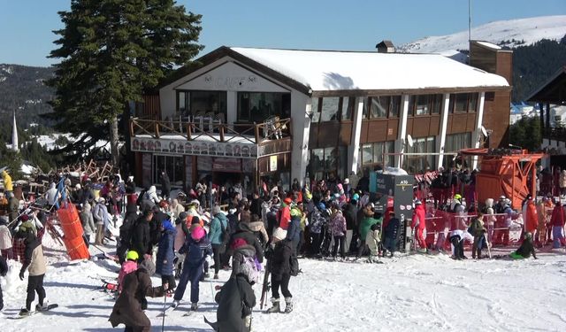 Uludağ'da güneşli hafta sonu: Zirve tatilcilerle doldu