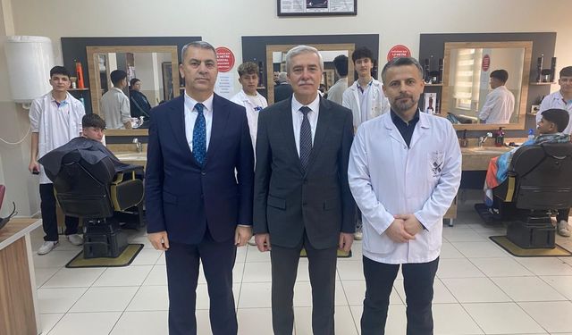 Bursa’da Güzellik Hizmetleri Öğrencileri mesleğe sahada hazırlanıyor
