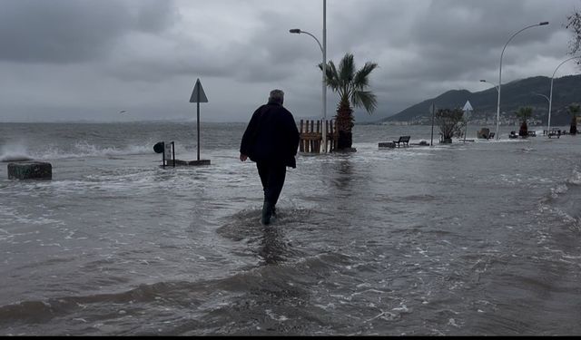 Bursa Gemlik'te deniz karayla birleşti, işletmeler dükkan açamadı