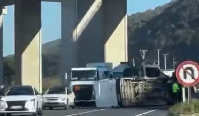 Bursa'da  devrilen minibüs, yolun karşısına geçti