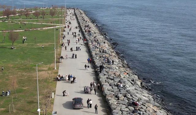 Avcılar'da güneşli havayı fırsat bilenler sahile koştu