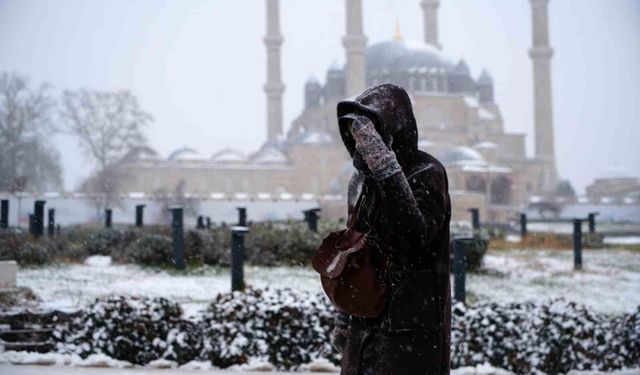 Balkanlardan gelen soğuk hava Edirne'yi beyaza bürüdü