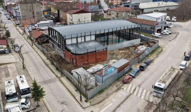 Başiskele'de kapalı spor salonu inşaatı yükseliyor