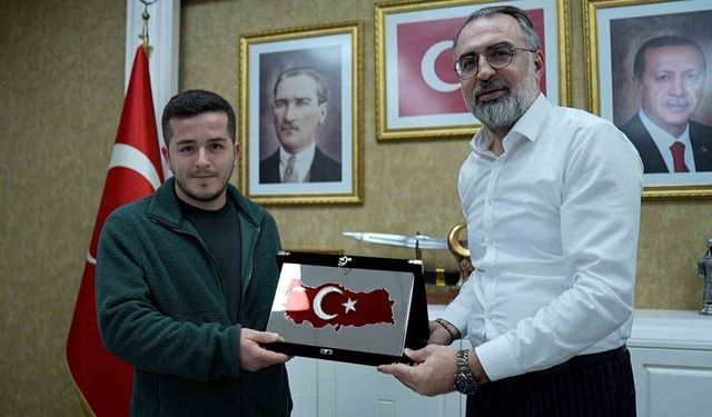 Başkan Erol, Türk Bayrağı'nı yerde bırakmayan kuryeyi ödüllendirdi