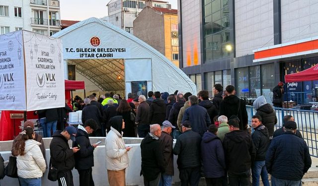 Bilecik'te ilk iftarda binlerce kişi aynı sofrada buluştu