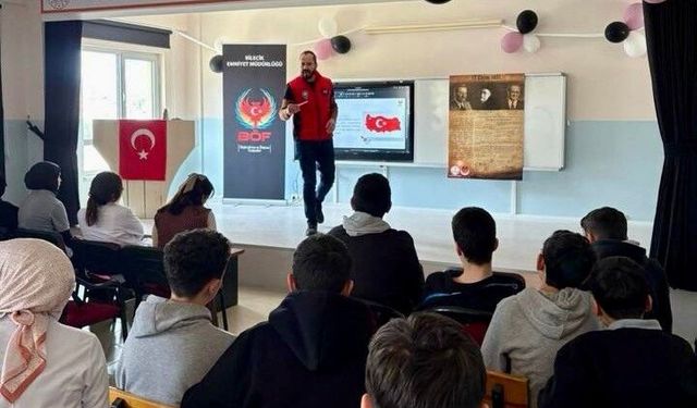 Bilecik'te öğrencilere terör ve güvenli internet eğitimi