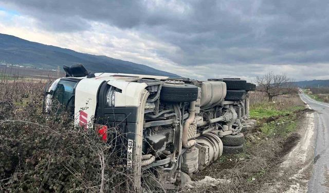 Bilecik'te tır şarampole devrildi
