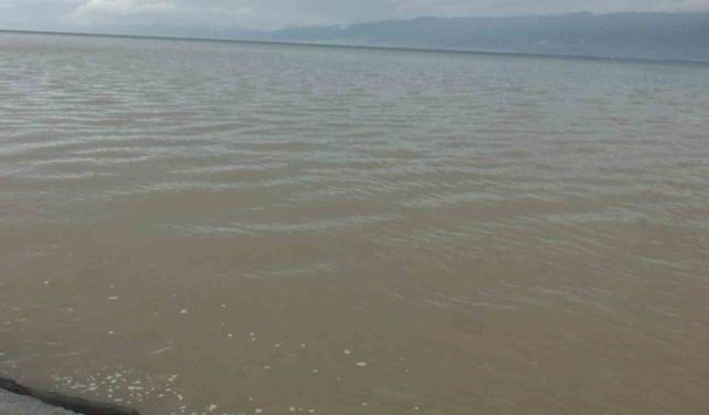 Burhaniye'de sağanak yolları göle çevirirken denizi bulandırdı