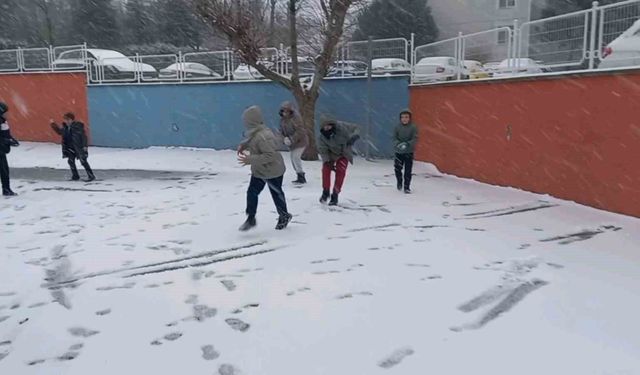 Edirne'de çocukların kar sevinci