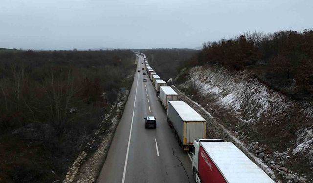Edirne'de dondurucu soğukta kilometrelerce tır kuyruğu