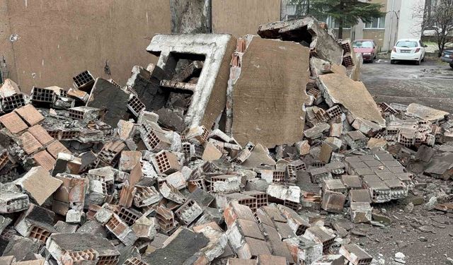 Edirne'de facianın eşiğinden dönüldü: Apartman bacası çöktü