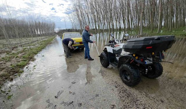 Edirne'de taşkın suları bedava yıkamaya dönüştü: Taşkını fırsata çevirdiler