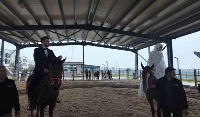 Esenyurt'ta sıra dışı nikahta gelin ve damat at üstünde dünya evine girdi