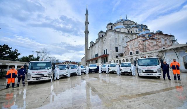 Fatih'teki camiler Ramazan öncesi gül suyuyla yıkandı