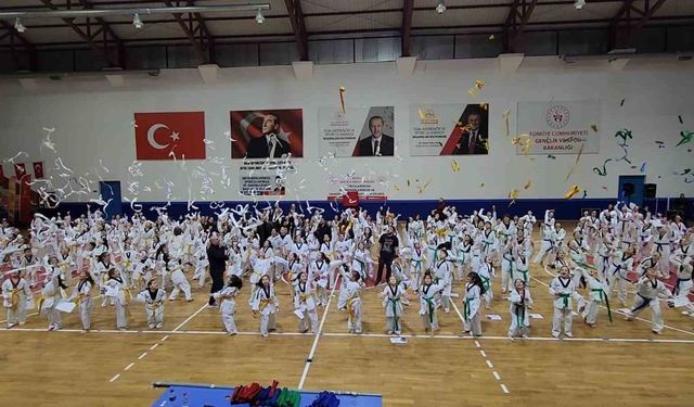 Gölcük'te 470 tekvandocu kuşak atladı