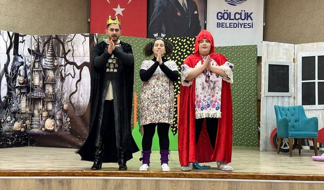 Gölcük'te çocuklar tiyatroyla buluştu