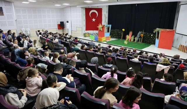 Kartepe'de çocuklar 'Meraklı Civciv' oyununu izledi