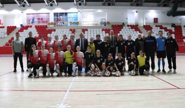 Kaymakam Öztürk, Yıldız Kızlar Futsal maçını takip etti