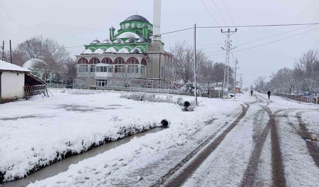 Malkara beyaza büründü : Kar yağışı etkili oluyor