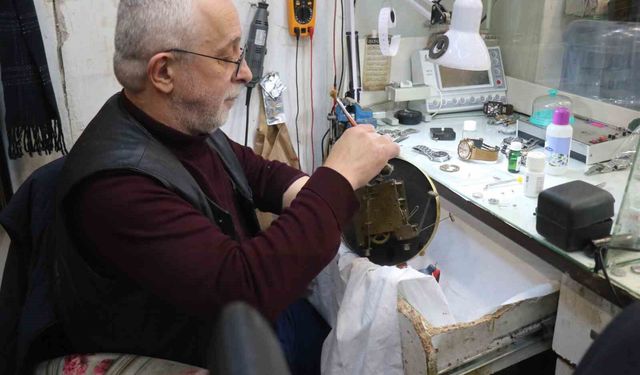 Saat sevdasından yurt dışı eğitimini bıraktı: Yıllardır zamana sevgiyle ayar veriyor