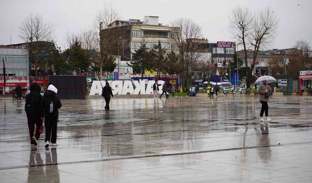 Sakarya'da şehir merkezinde yağmur, yüksek kesimlerde kar etkili oluyor