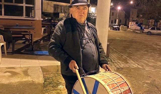 'Şapkalı muhtar' yine şapka çıkarttı: Davulcu bulamayan muhtar kendisi çalmaya başladı