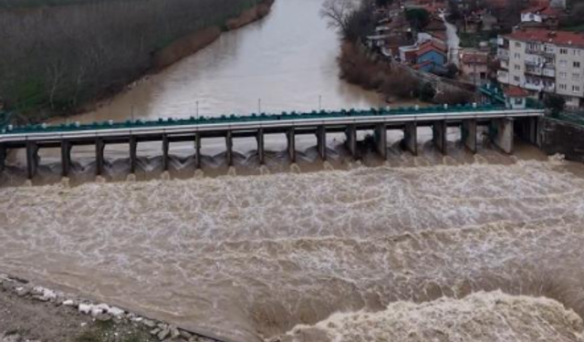 Kar ve yağmurların ardından, Mustafakemalpaşa Çayı coştu