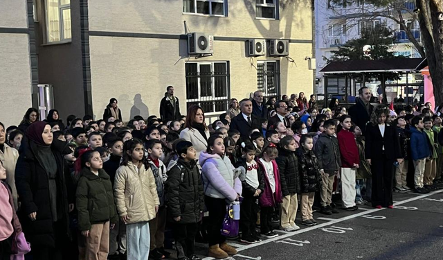 Bursa'da minik öğrenciler, depremde hayatını kaybedenleri unutmadı