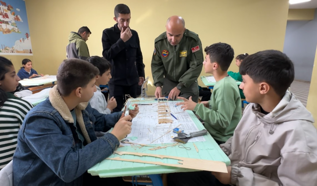 Gökyüzü meraklıları model uçakla buluştu