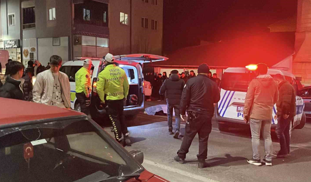 Sivas'ta teravih namazına giden gelin-kaynanaya otomobil çarptı: 1 ölü