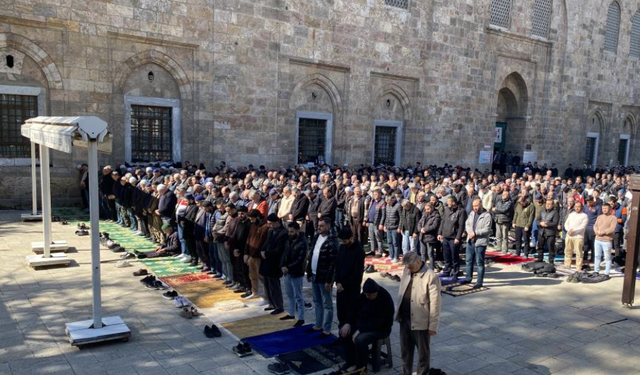Bursa'da Ramazan'ın ilk Cuma namazında Ulucami doldu taştı