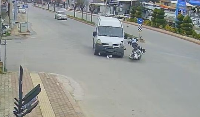 Ticari araçla çarpışan motosiklet sürücüsü metrelerce savrularak hayatını kaybetti