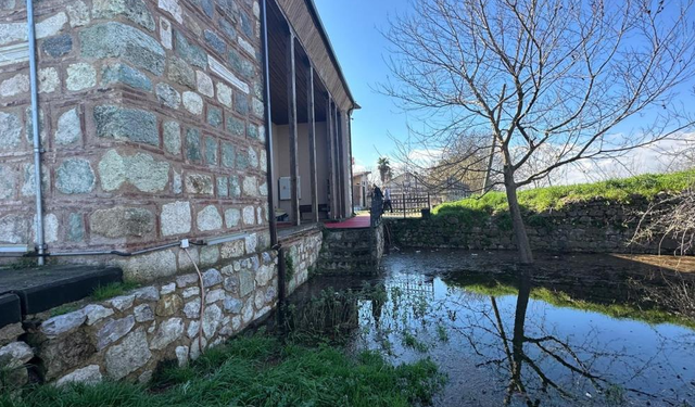 Uluabat Gölü'nün suları 625 yıllık camiyi tehdit ediyor