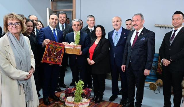 Bakan Kacır: "Dijital merkez, Denizli’nin üretim gücünü küresel ticaretle entegre edecek önemli bir adım"