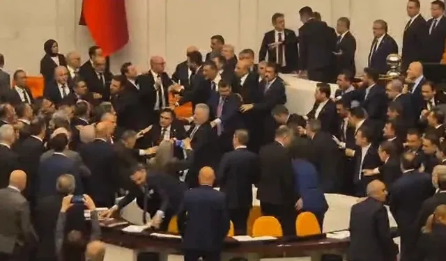 TBMM'de gerginlik! CHP'li vekiller kürsüyü işgal etti