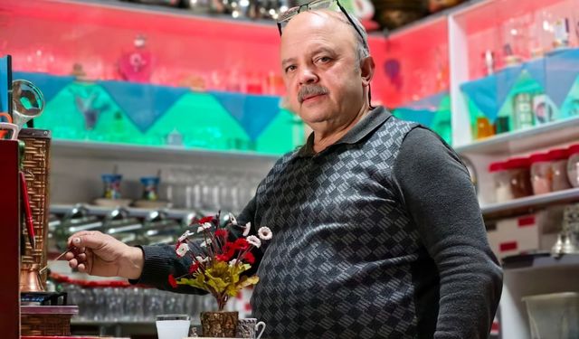 İnegöl'ün şakacı kahvecisi dur durak bilmiyor! Herkes bu şakaya maruz kalıyor