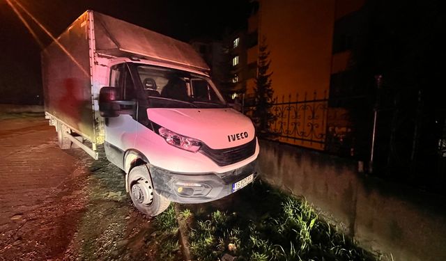 Bursa İnegöl'de kamyonet site duvarına çarptı, sürücü kayıp